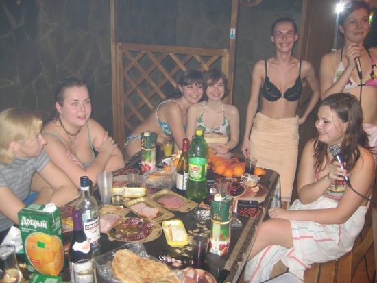 Алкашку Марину на хате по очереди с друзьями ебём снимая на телефон