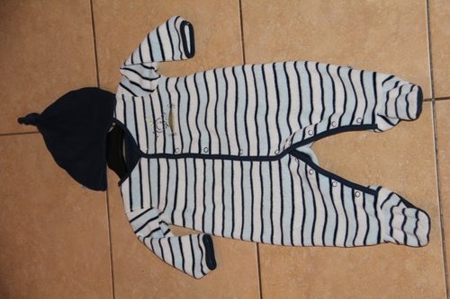 Комбинезон  Mothercare велюровый без подкладки 6-9 мес в идеале, надели 2 раза в поликлинику, состояние новой вещи 400 р 