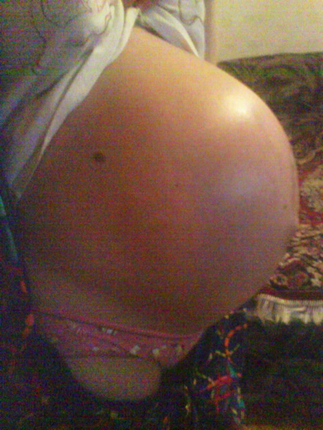 40 неделя беременности вторая. Животы беременных двойней. Беременный живот. Маленький живот. Живот при беременности.
